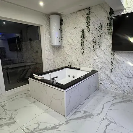 Villa Luxury House With Private Pool, Jacuzzi & Sauna- Trebevic *